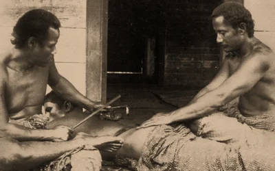 Un hombre samoano siendo tatuado, c.1895